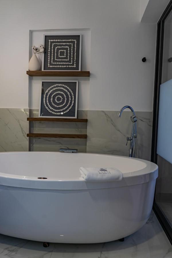 Deluxe Double Room Bath,1032744632:JPEG