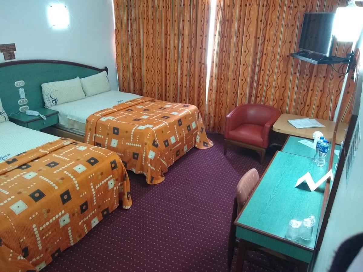 Quarto com 2 Camas de Solteiro