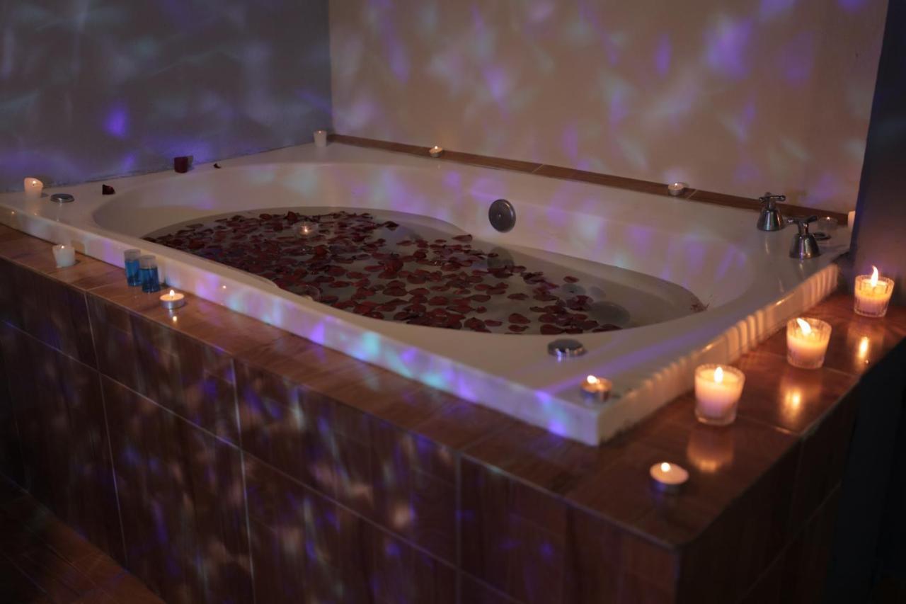 Suíte com Cama King-size e Banheira de Hidromassagem