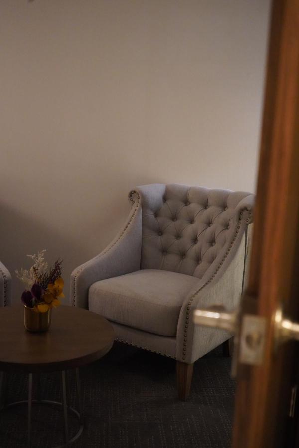 Deluxe Queen Suite