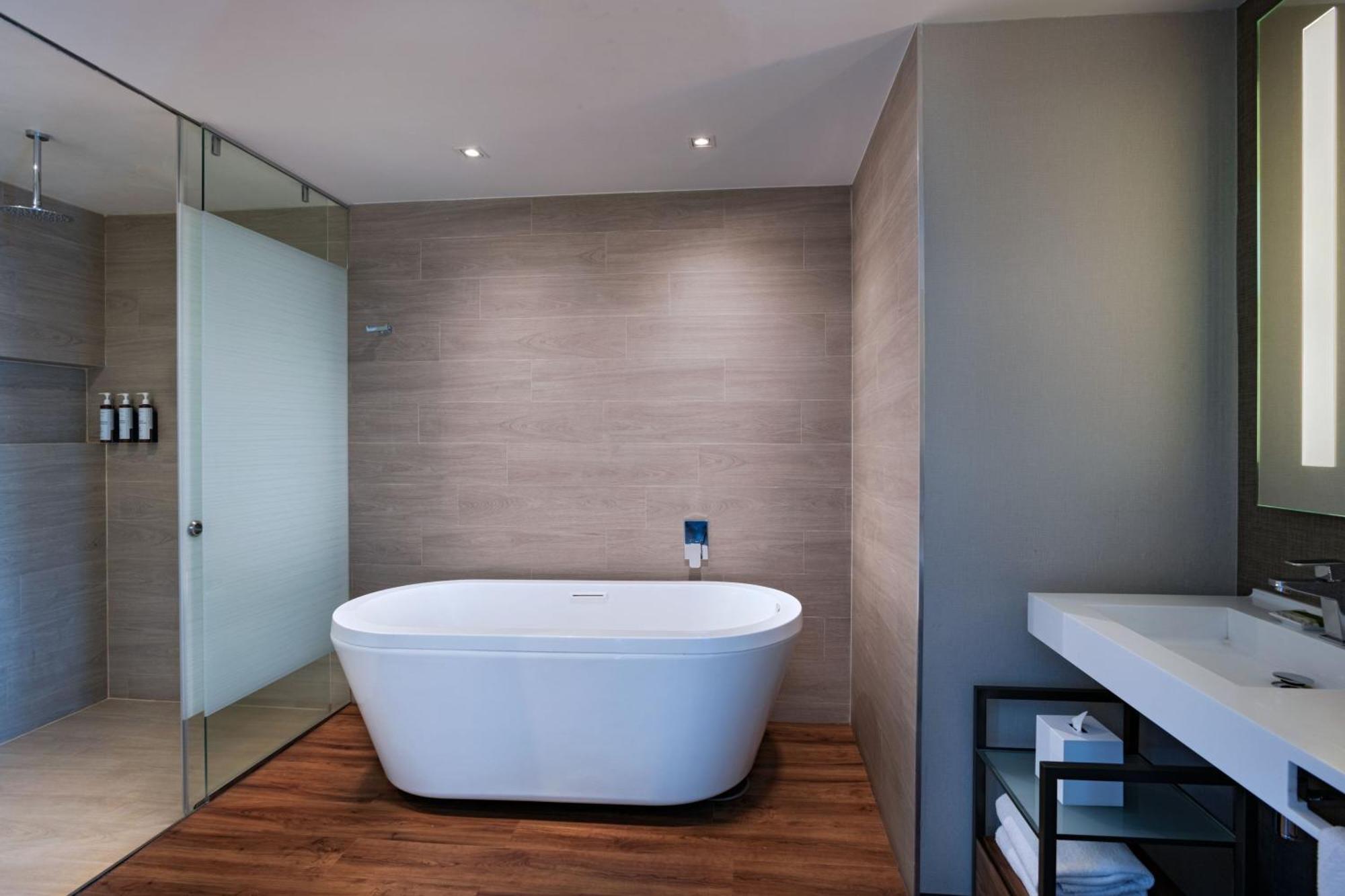 Deluxe Suite with Spa Bath