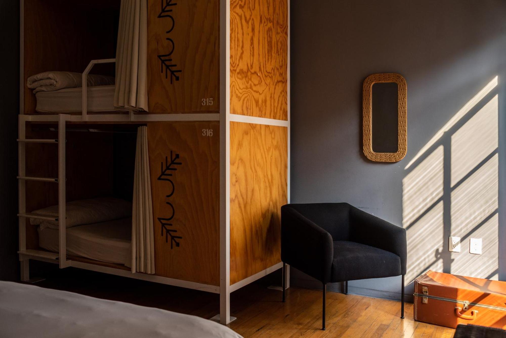 Habitación con 1 cama doble y 1 litera