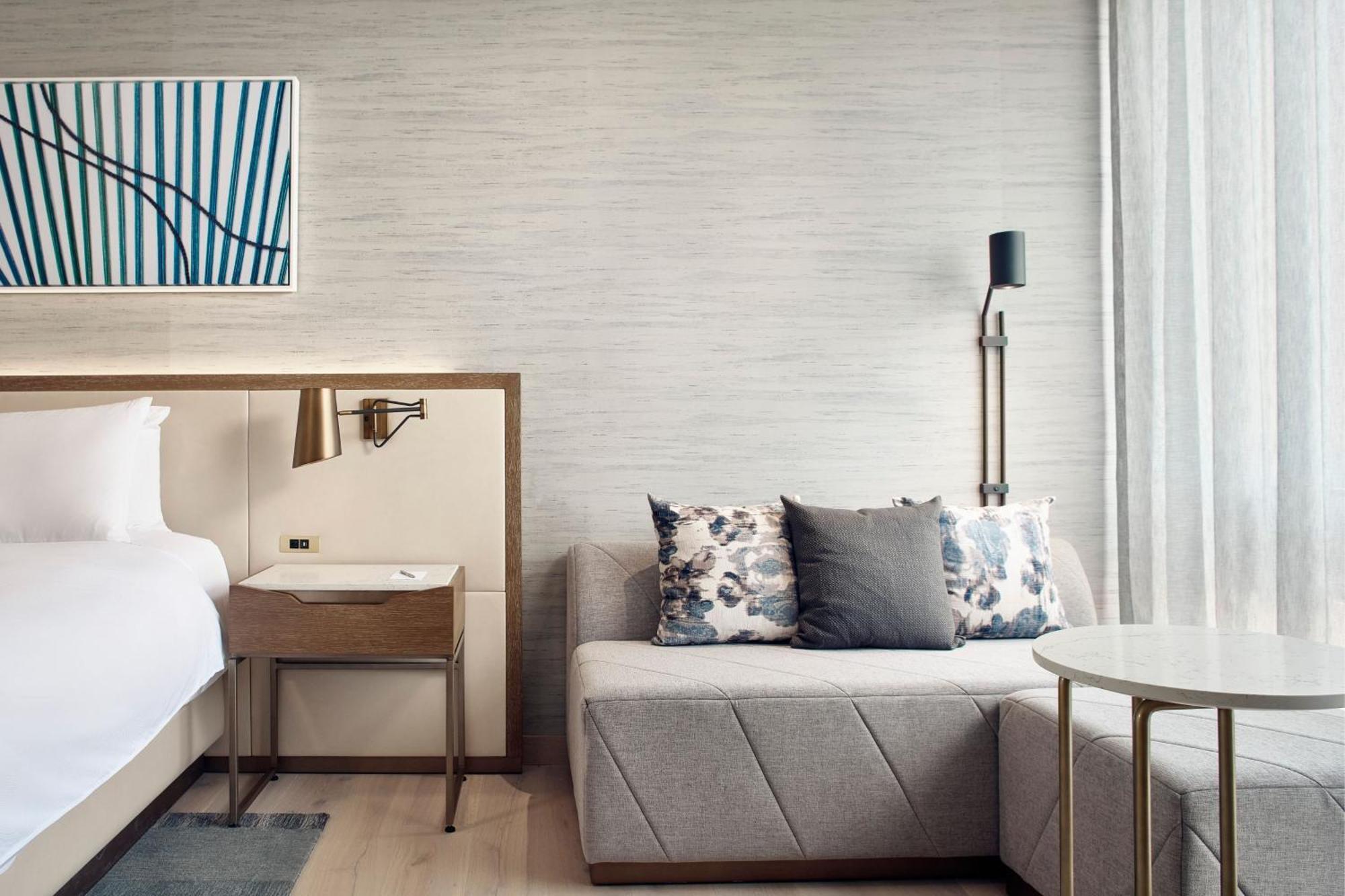 Habitación con 1 cama extragrande y acceso al salón executive
