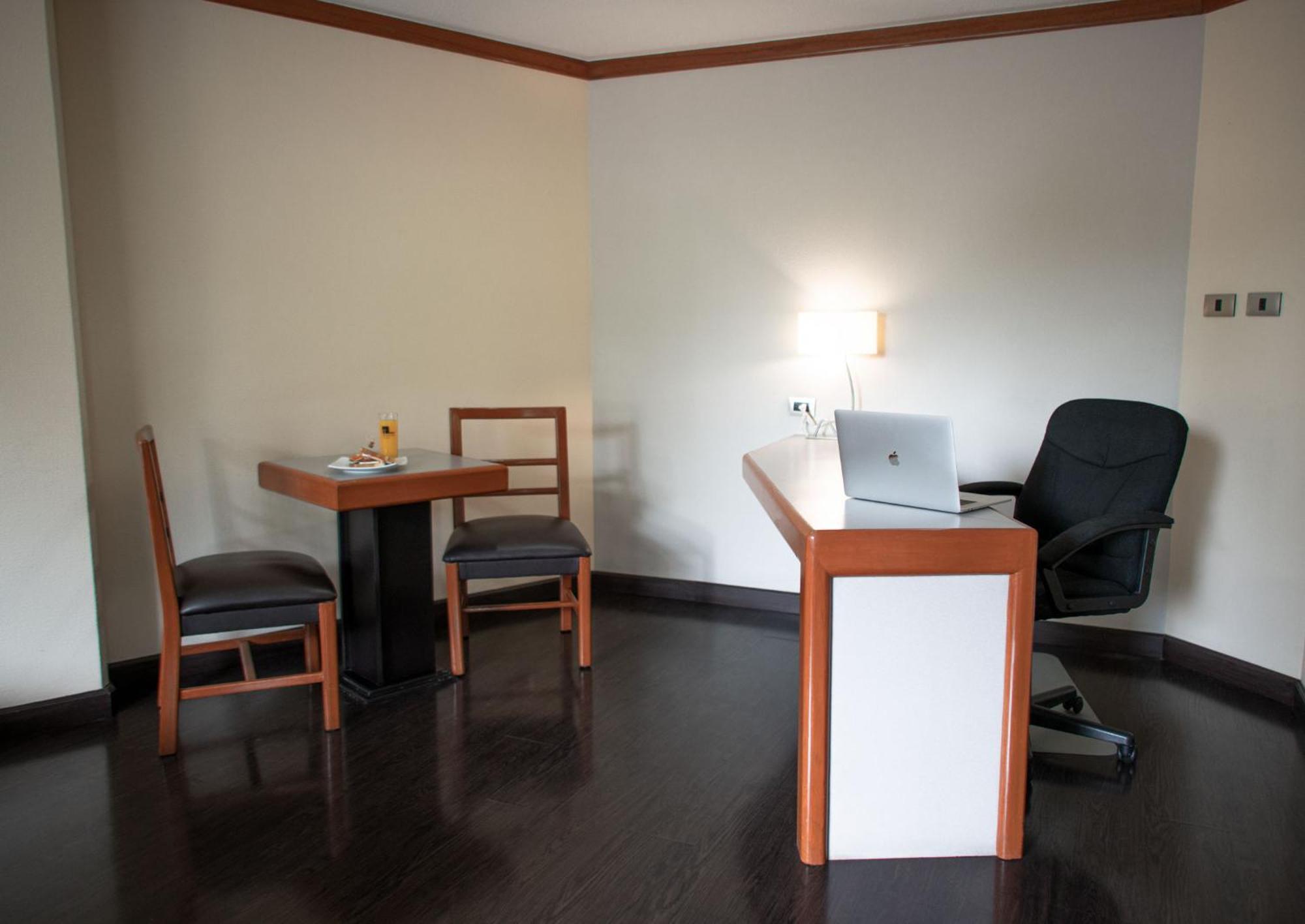 Executive Suite,1675829584:JPEG