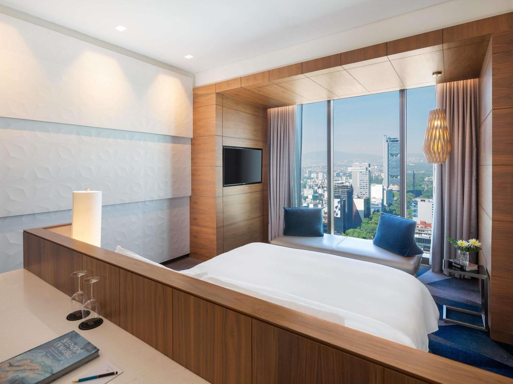 Luxury King Room City View