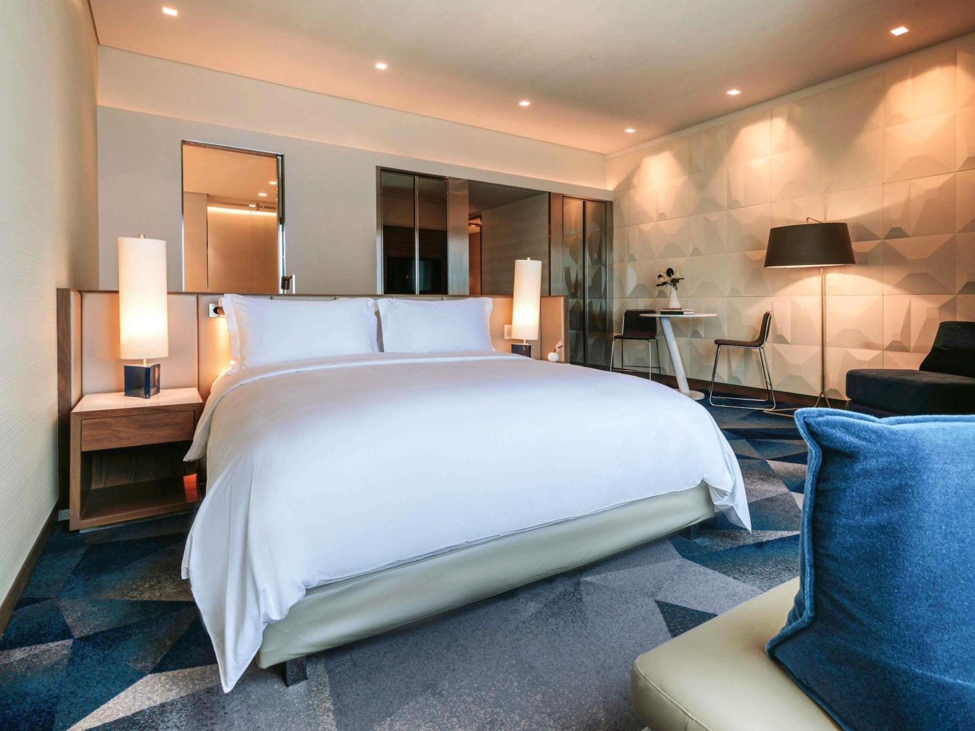 Luxury King Room City View