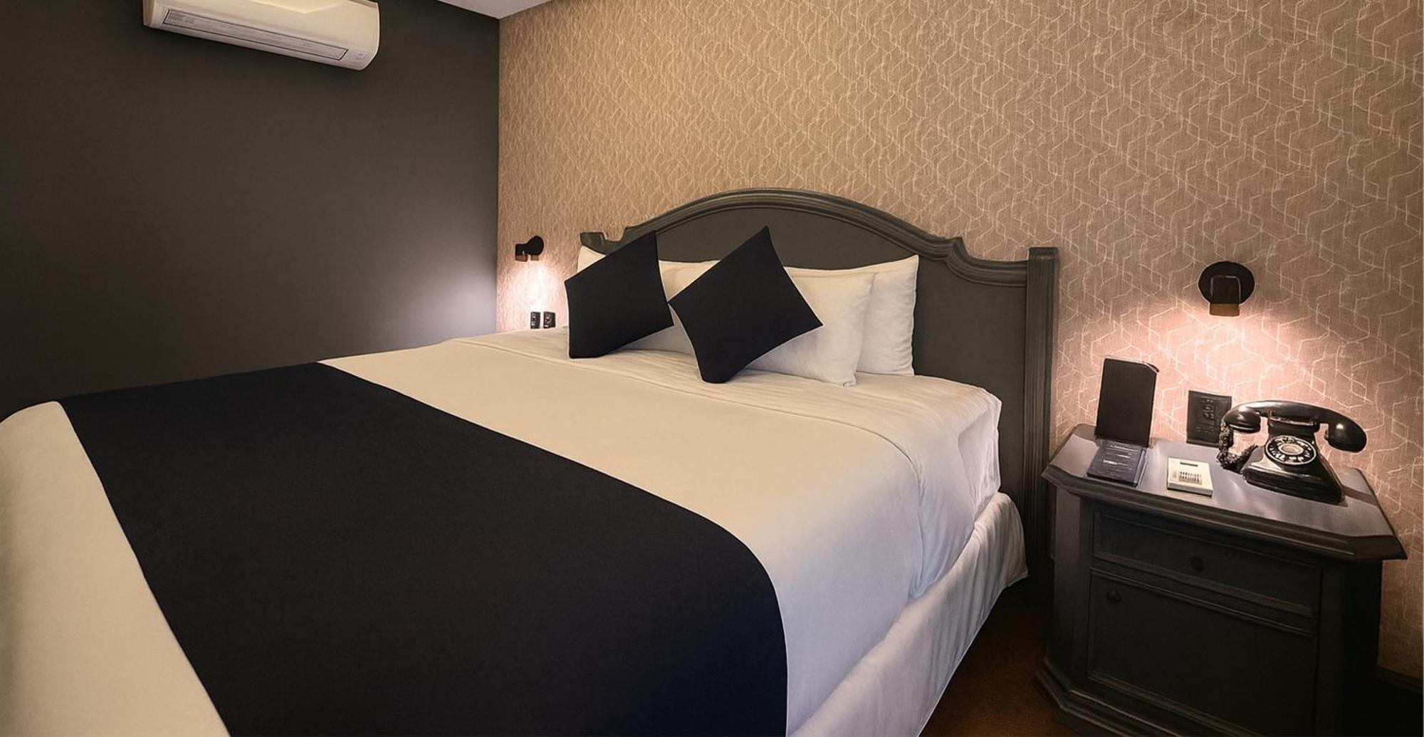 Zimmer mit Kingsize-Bett
