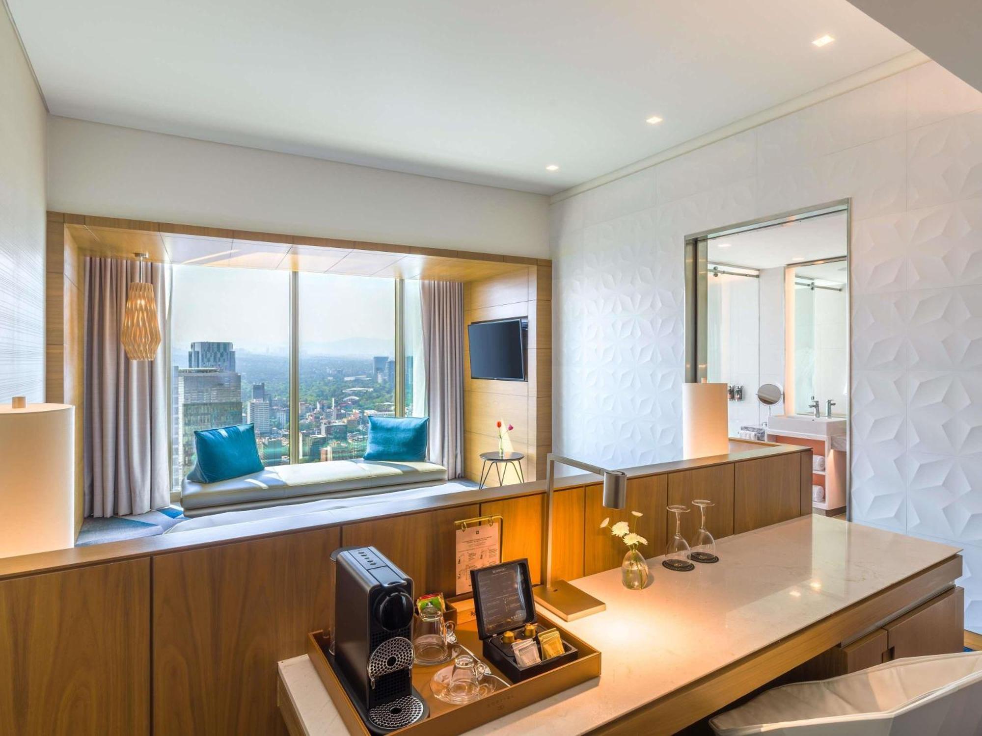 Luxury King Room City View