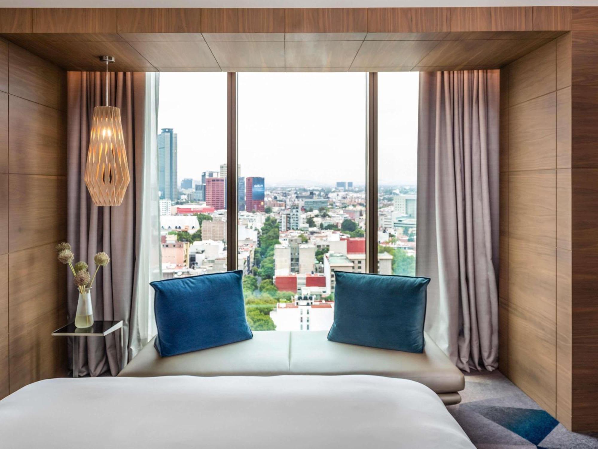 Superior King Room City View