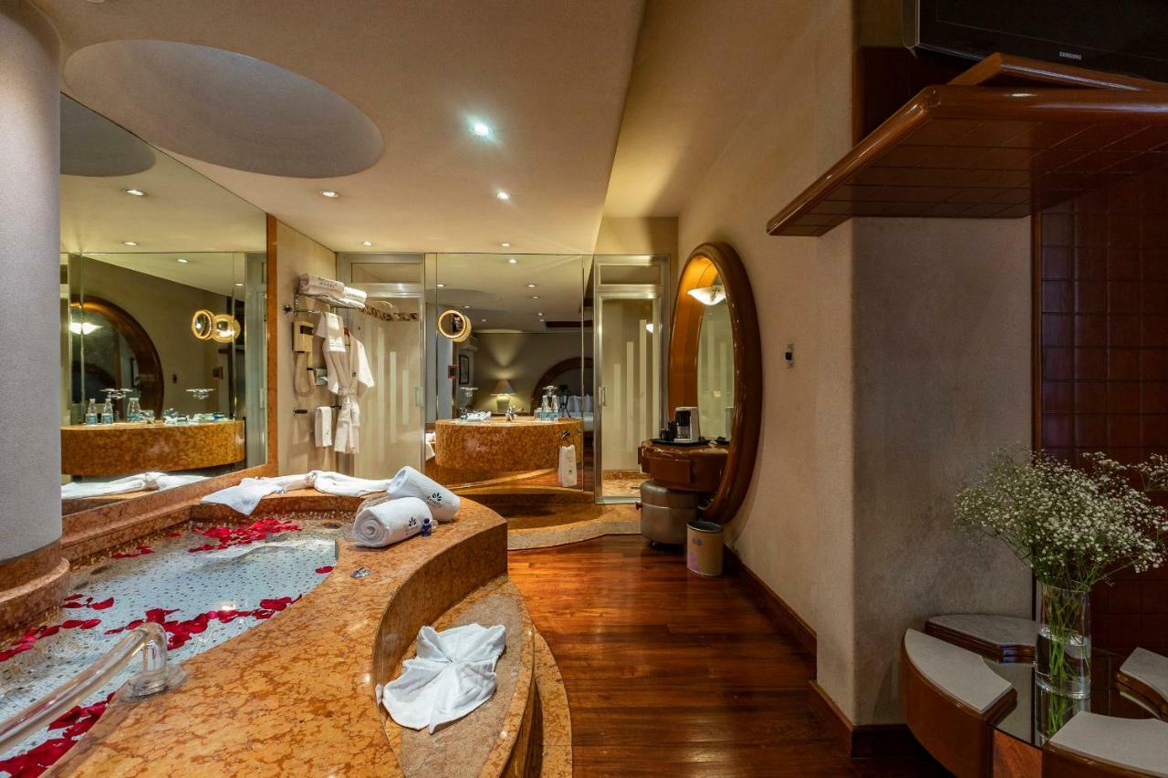 Grand Master Suite,828634616:JPEG