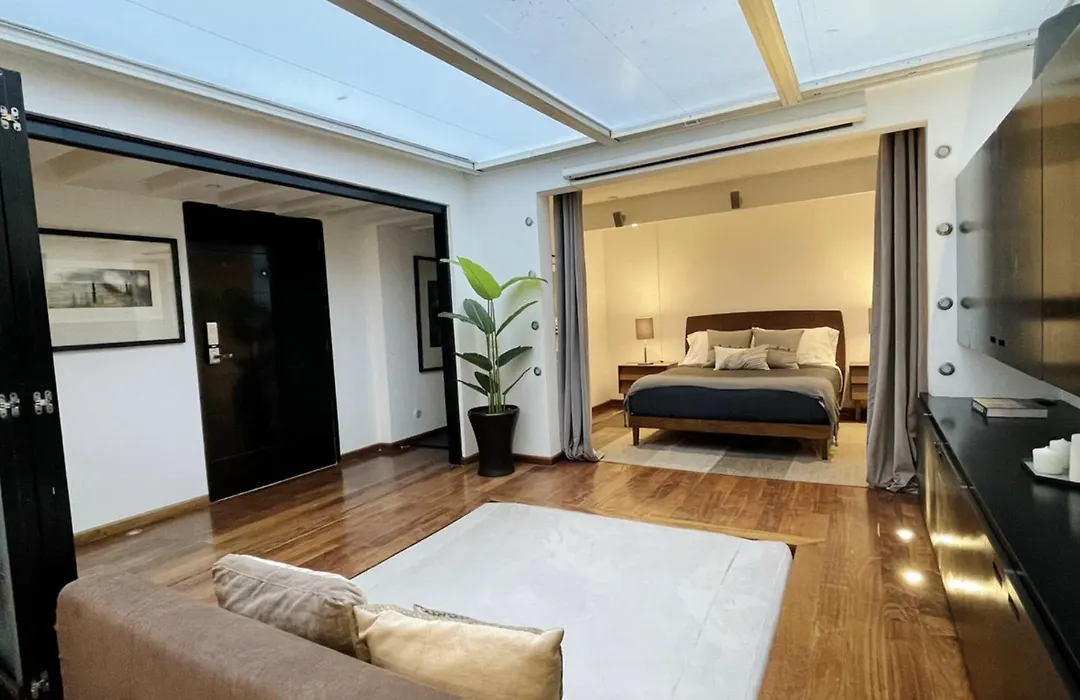 Grand Cinema & Jacuzzi Appartment-1