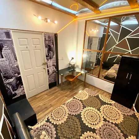 Roomies Hostel Condesa-3
